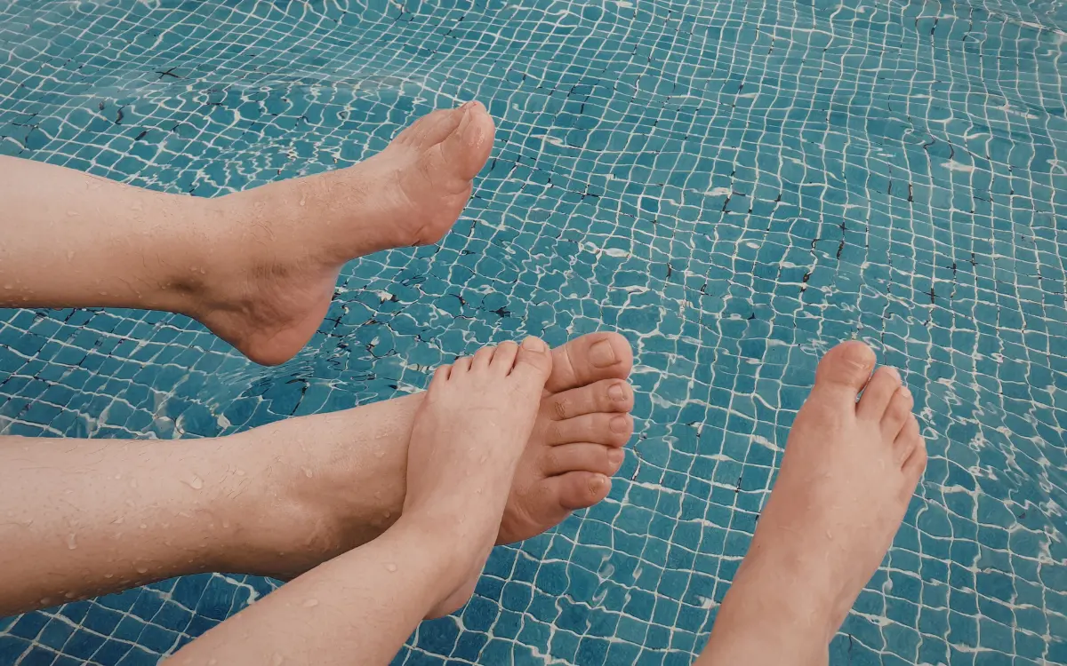 Fußpilz Ansteckungsrisiko in öffentlichen Bereichen