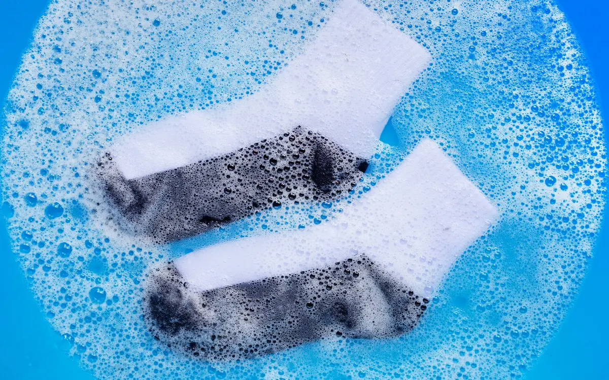 Socken richtig waschen bei Fußpilz